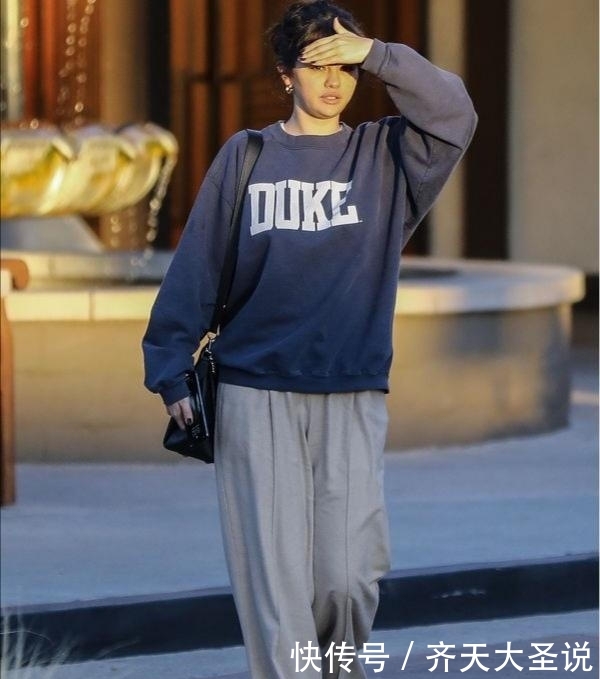  #气质#女人穿阔腿裤时，别总搭衬衫，当下流行这4种穿法，时髦又高级