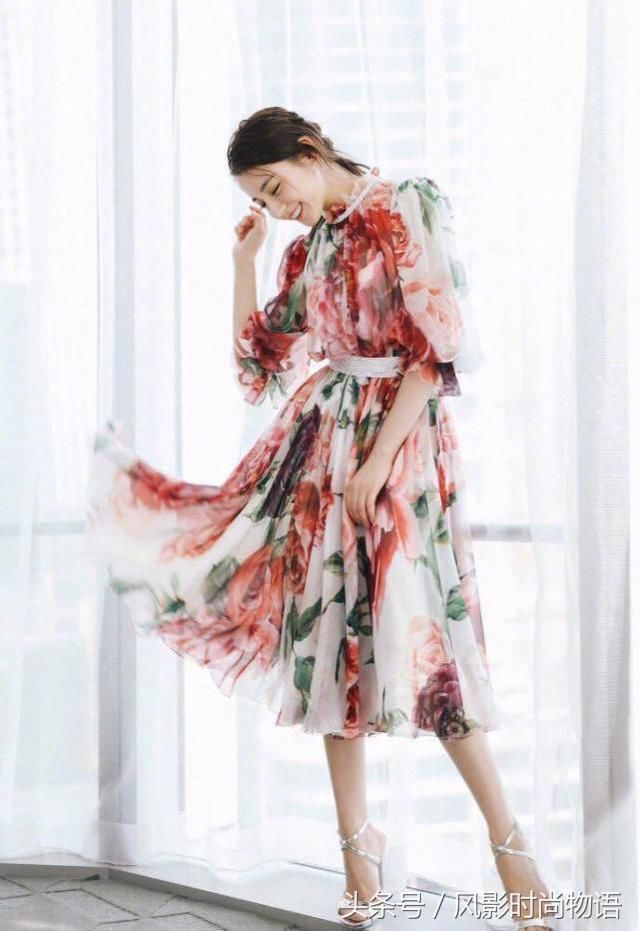 迪丽热巴的新照来了，真想自己也有这么美的一双腿，好羡慕！