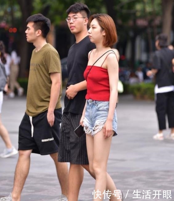 #美女#街拍美女:青春靓丽的小姐姐,牛仔裤简单搭配,衬托时尚气质!