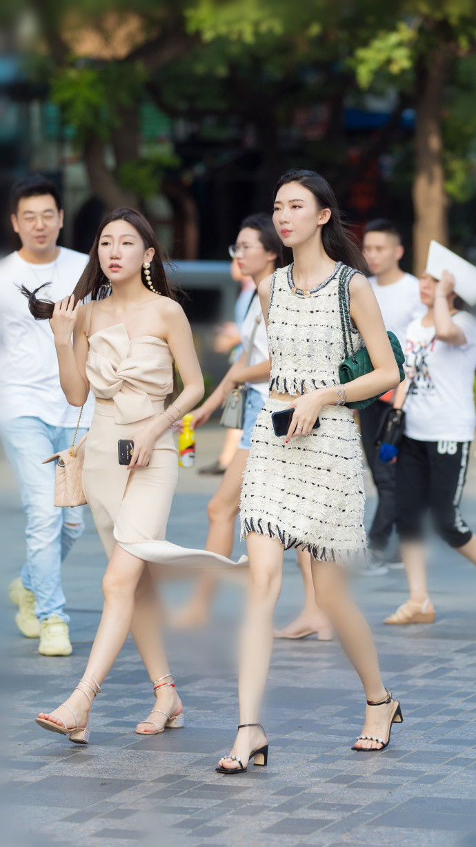 穿白色紧身上衣的小姐姐是仙女，拥有只有天上才有的性感魅人身材