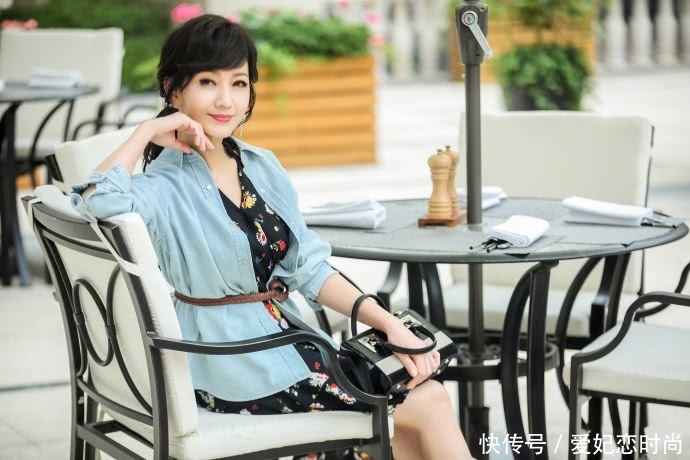 赵雅芝又惊艳了！64岁穿超短裤嫩成20岁，网友：这腿我服了！