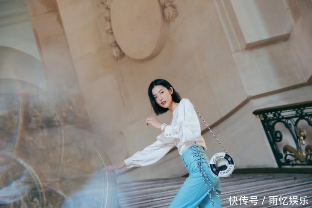 刘雯巴黎时装周换少女风，蓝裙蓝裤齐上阵，走下T台更惊艳！