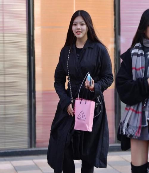  [肤如凝脂]街拍：肤如凝脂的美女，一件白色上衣配白色短裤，时尚青春活力