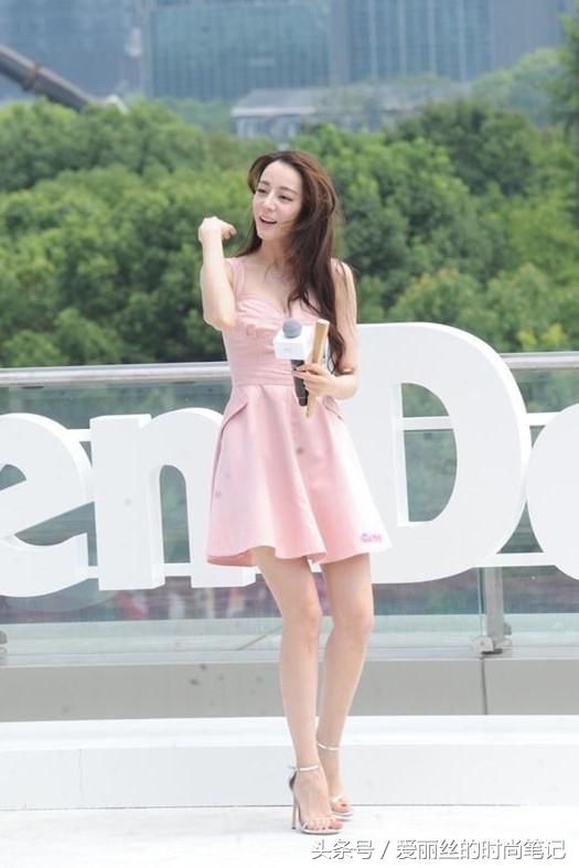 迪丽热巴穿粉色短裙现身,以后谁还敢穿这衣服?随便扭一扭都要命