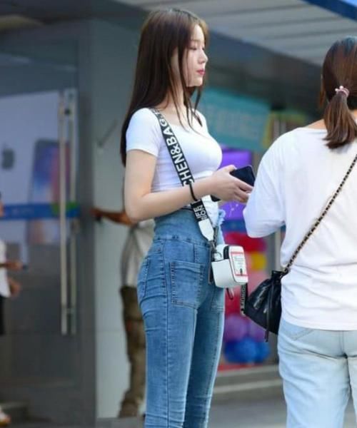 气质：街拍：天生丽质的美女，一件吊带上衣配牛仔短裙，时尚气质范