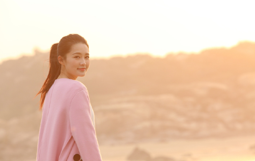 28岁李沁放大招了！身着波点裙性感迷人，网友：这双美腿太抢镜了