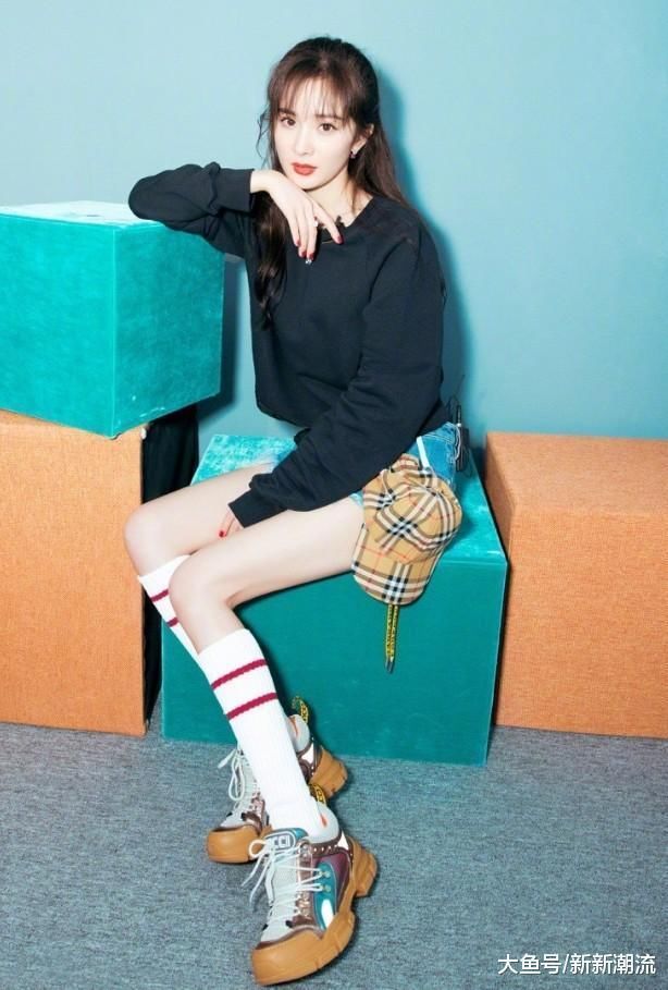 杨幂棒球帽别腰上玩,可脚上老爹鞋也太丑了,不怕吓到小糯米吗?