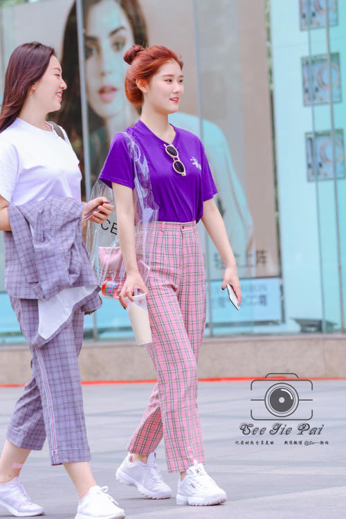 路人街拍，可爱粉色系小姐姐，喜欢这种透明包包