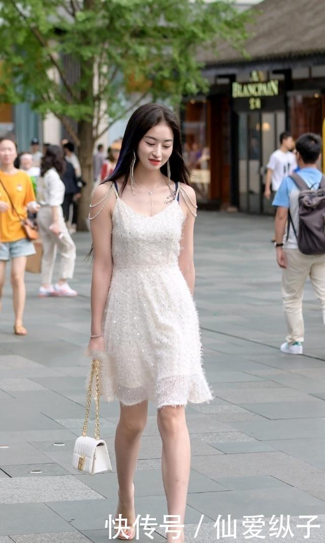  女人味■路人街拍，美女美艳迷人，穿黑色的斜肩短裙，更具女人味