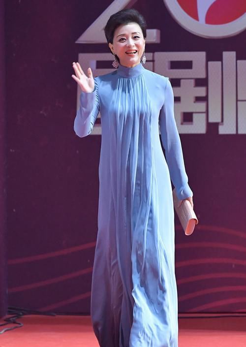  『凹凸』杨澜不老女神，穿浅蓝色连衣裙走红毯身材凹凸有致，依然年轻貌美