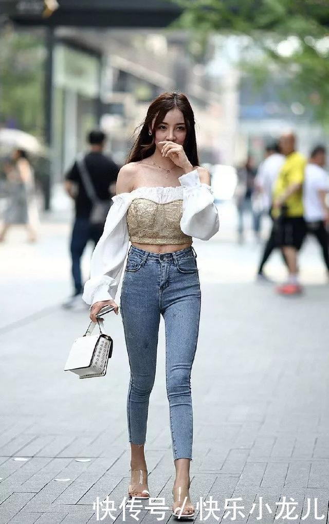  「尖头」街拍：一双深紫色的尖头高跟鞋，让她穿出一种成熟女性般的优雅魅力