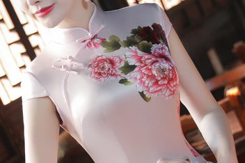 现在女人穿的特娇媚!53岁老婆穿旗袍+高跟鞋,简直女神范十足