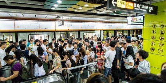 英国网友对中英日地铁的评价：日本安静，英国破旧，中国是四个字