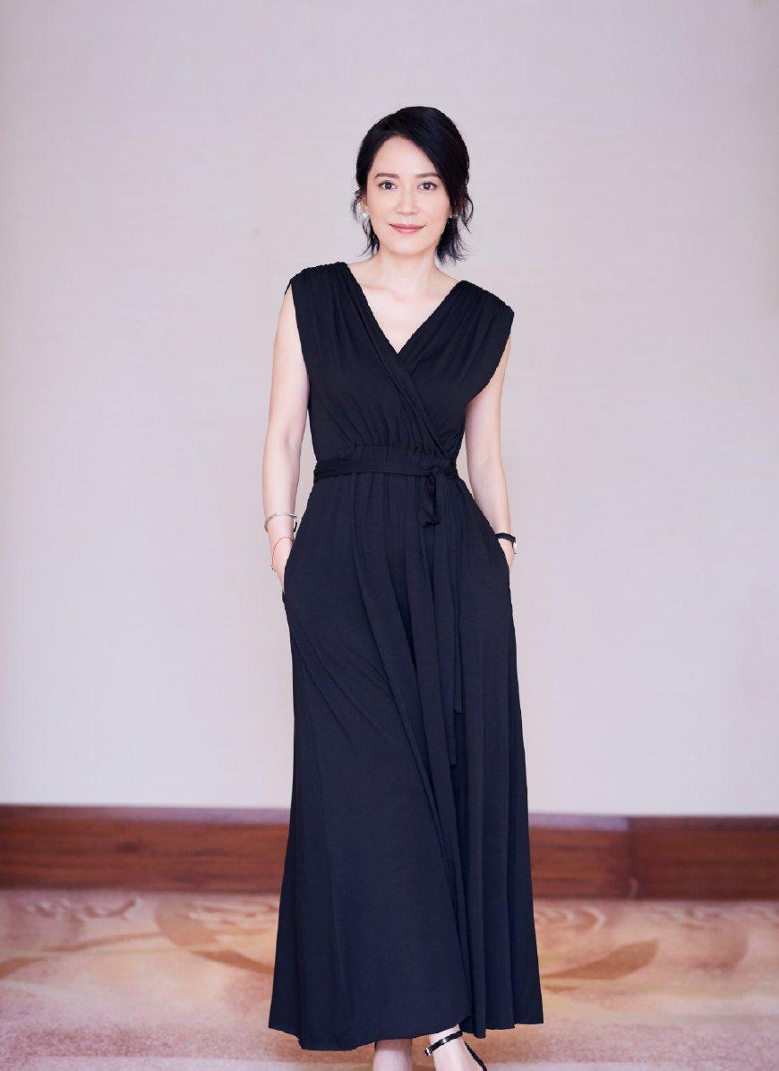 俞飞鸿换了件衣服，下半身都变大象腿啦，网友众口一词：脱了吧