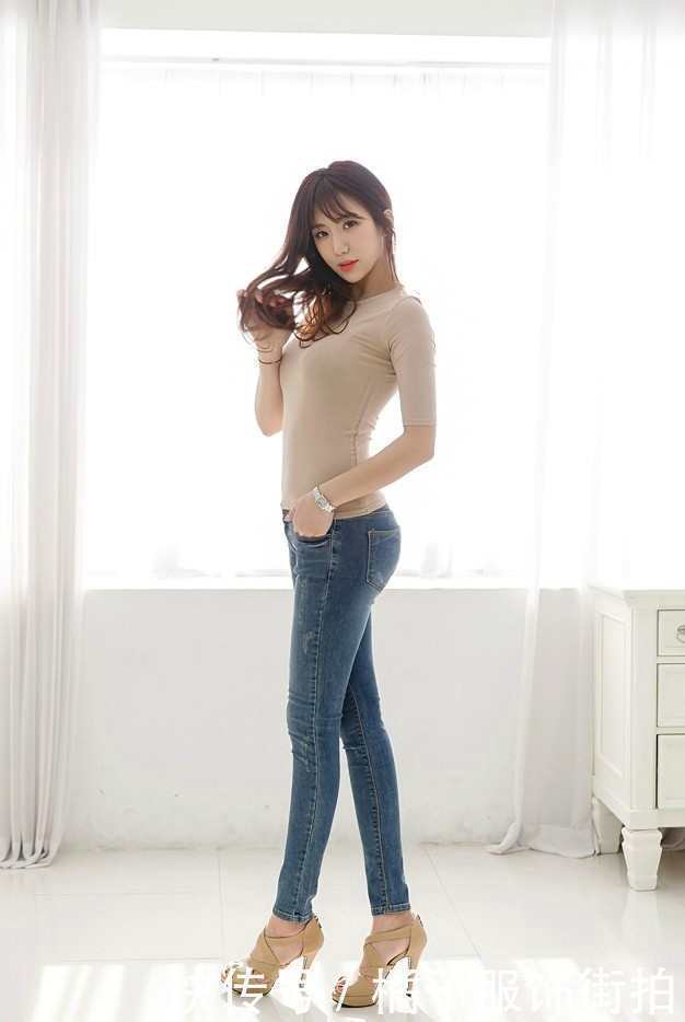 牛仔裤美女，穿着收腰的装扮，网友：太美了！