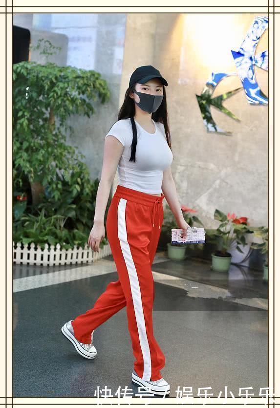 一直以为冉莹颖穿T恤衫无人能敌，但看到徐冬冬这效果，我沉默了