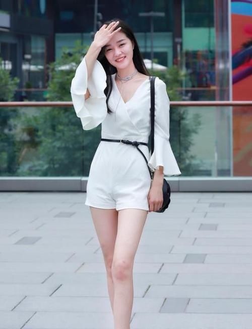 『迷人』美女时尚街拍：香草美人的美女，一件花色上衣配黑色短裙，青春靓丽迷人