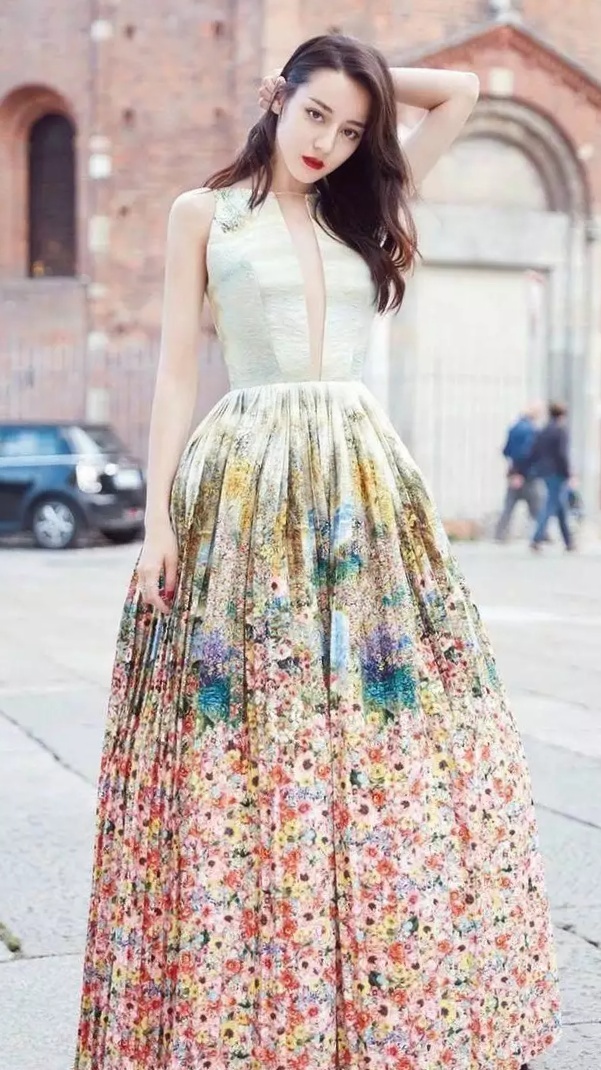 迪丽热巴穿上深V礼服, 网友: 这也太性感了!