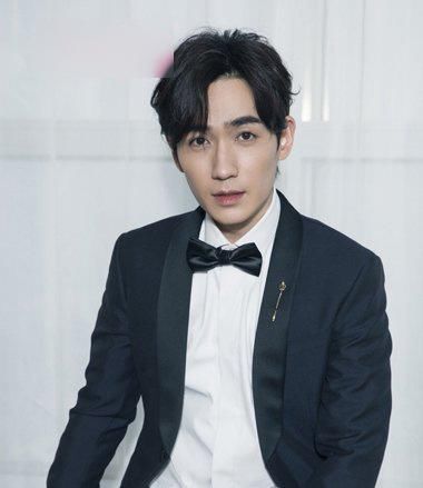 时尚派男士带刘海的侧分头发型!