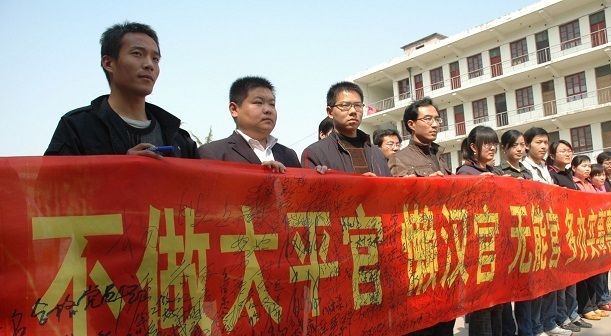  发展来说@村干部换届选举，遵循“3踢出2引进”原则，农民期待的