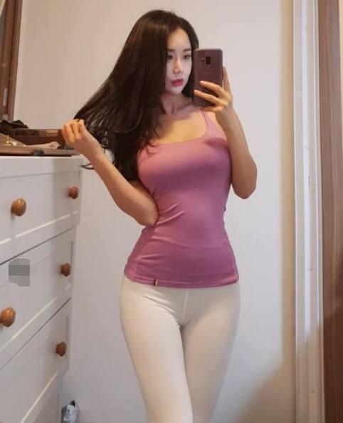 完美曲线的紧身包臀裙小姐姐，温婉知性气质迷人，裹出女人味！