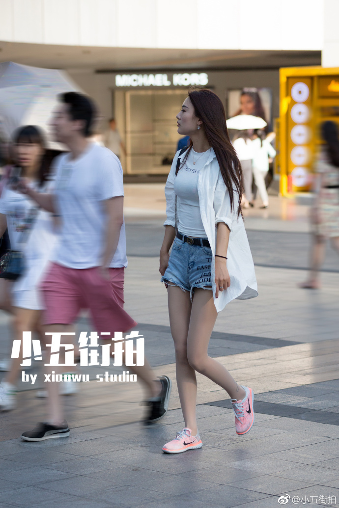 重庆街拍,拥挤的人群中,一眼遇见格外引人注意的你