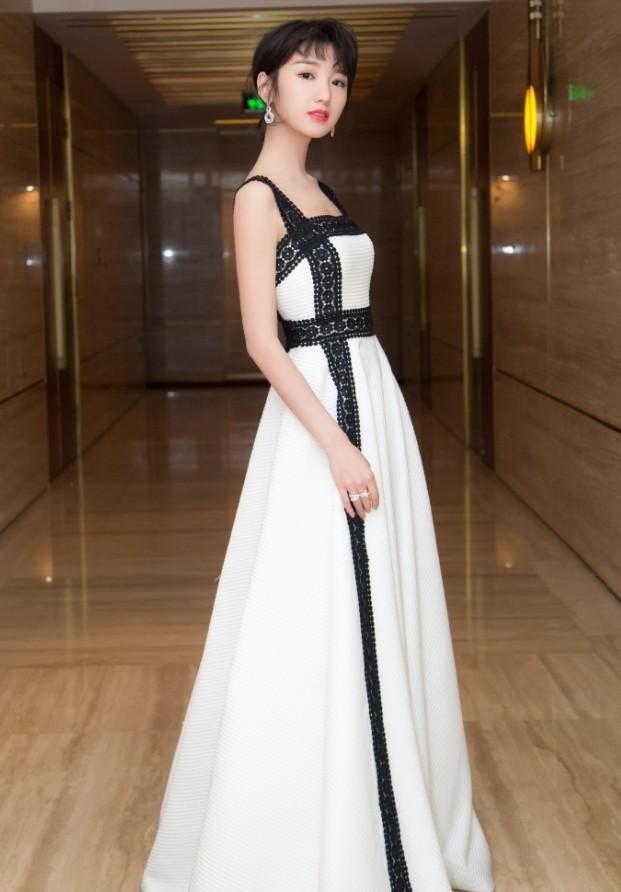 李兰迪撞衫毛晓彤，一个18岁一个30岁差别真是大，让人意外！