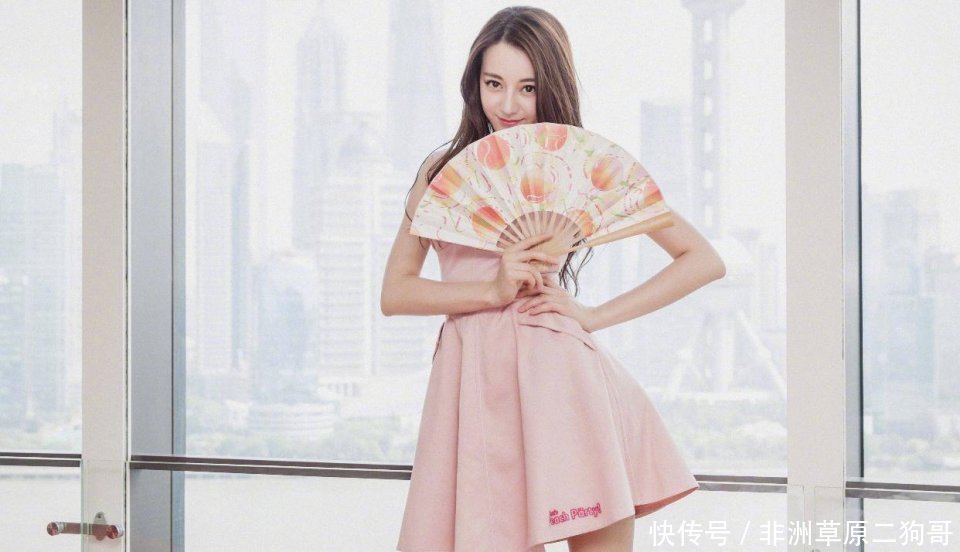 迪丽热巴化身“赤脚女神”，表情很到位，网友直呼：美腿美脚都是