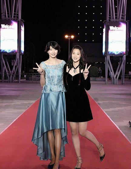 绝对是女神！当惠若琪穿上尖头高跟鞋，美腿显得更加修长了！