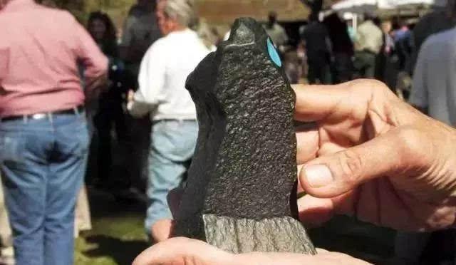  「玉石」谁说老外不玩奇石, 看看国外的石头市场是啥样!