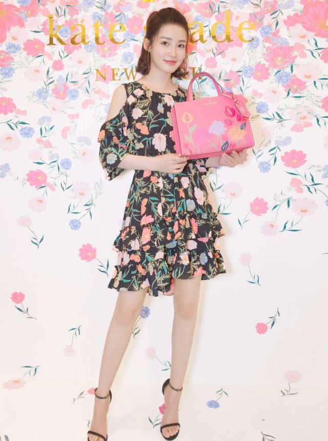 李沁真厉害,居然将渔网薄纱穿出了禁欲感,热巴看了都甘拜下风!