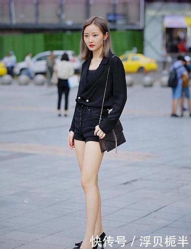  「白皙」路人街拍，小姐姐身材高挑，穿黑色牛仔短裤凸显白皙大长腿