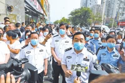 [小时]接连两晚两家珠宝店金饰被盗 郑州警方不到60小时快速破案