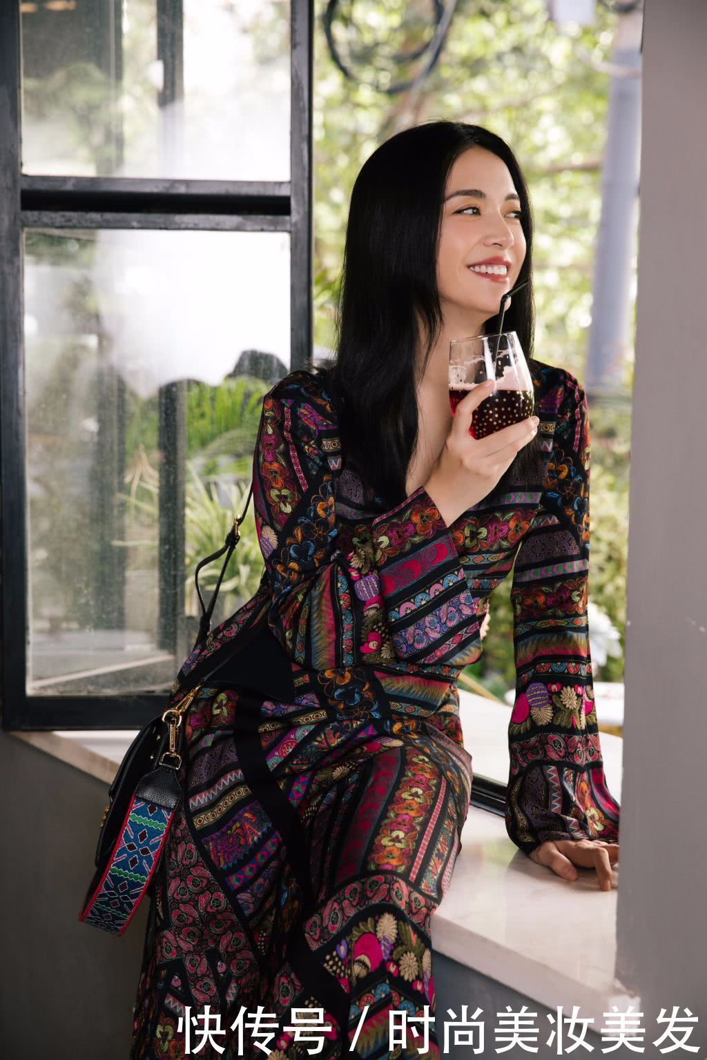 姚晨穿印花裙出街，脚却穿了双过膝长靴，网友：你是冷还是热啊？