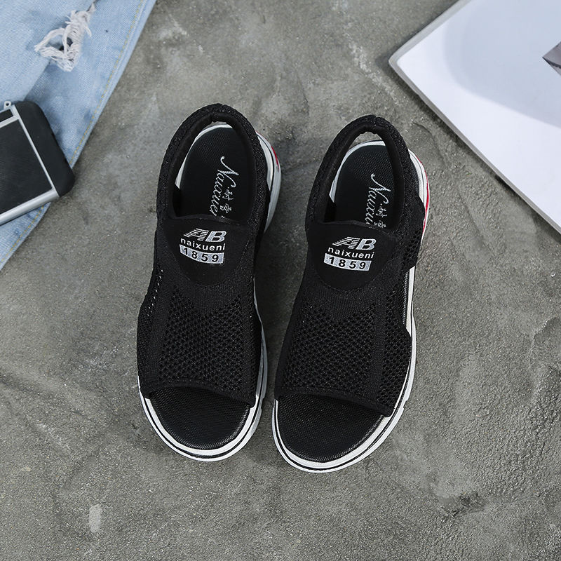 现在流行这样的女凉鞋，清凉时髦，显高挑显年轻