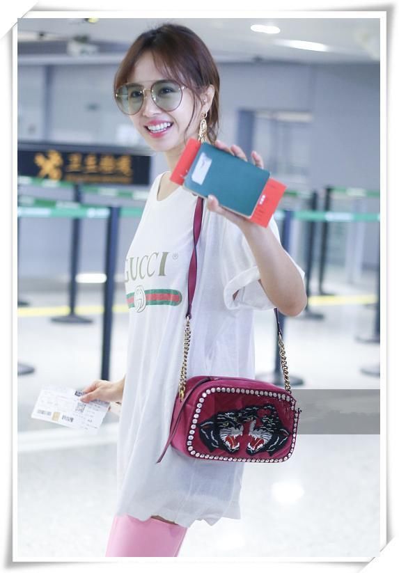 没蔡依林的腿真别把靴子当裤子穿,像周冬雨这样撑不起来就尴尬了