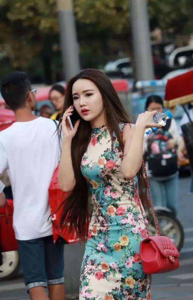 街拍：穿旗袍出街的小姐姐，她是御姐风还是女服务员味道?