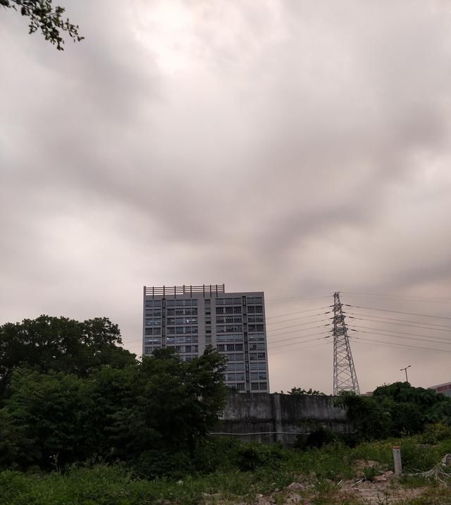 深圳沙井某工业城拆迁，挂满横幅喷上拆字，唯留宗祠或许这是文化