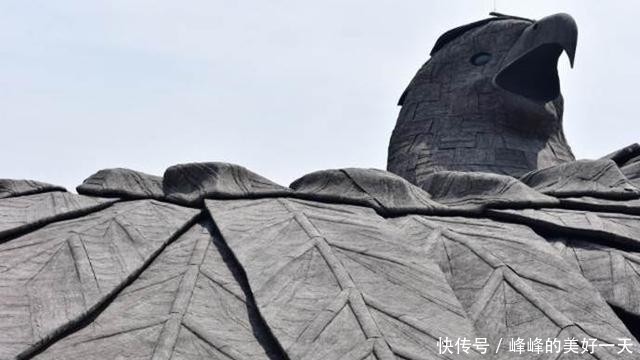 印度建造世界最高鸟雕像,耗时10年,游客表示这只鸟有点惨!