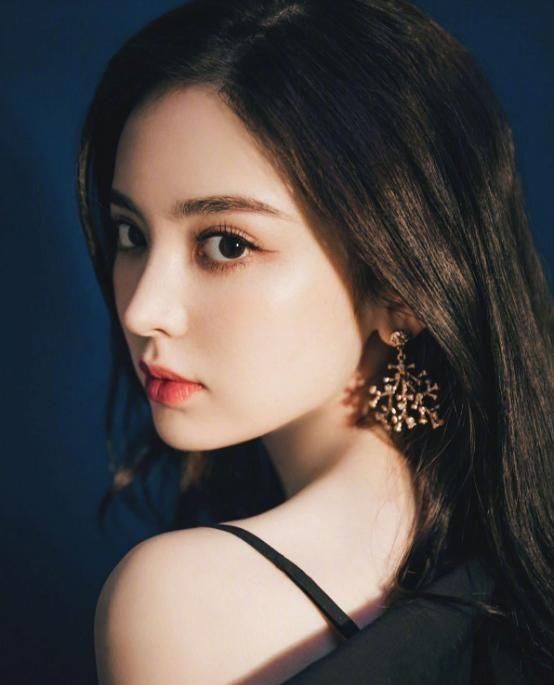 皮肤■有一种美的违规叫娜扎露香肩,皮肤光滑似牛奶,美的让人心动