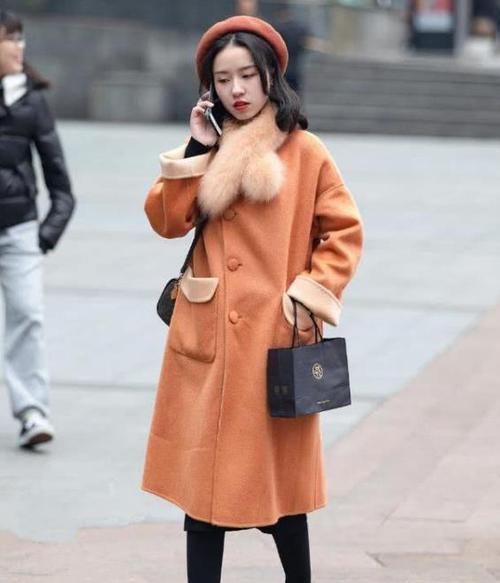  时尚■养眼女神街拍：温柔可人的小姐姐，一条白色的连衣裙，时尚女神魅力范