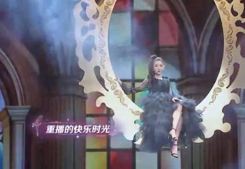 毛晓彤一改甜美风，一脸高冷，网友：摊上坑女儿的爹也是很无奈！