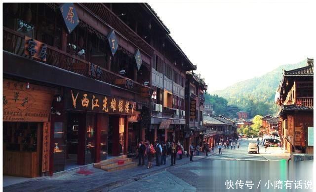 假期到苗寨旅游，美女私下递给“个人用品”别乱接，不是给你擦汗