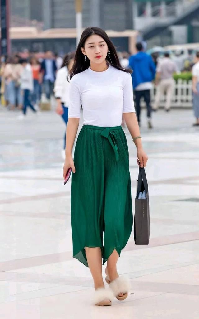 街拍:紧身衣为什么受女人欢迎?实际行动展现它的美!