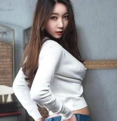 时尚穿搭:妹子穿牛仔裤出街,更具时尚潮流气息!