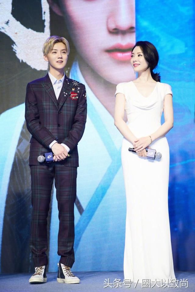 本以为林心如穿高跟很女神了，看见41岁陈数后，才知啥叫风情万种