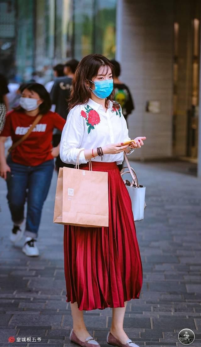  『更多』街拍：选择一些适合自己的衣服进行打扮，这样可以为自己增添自信