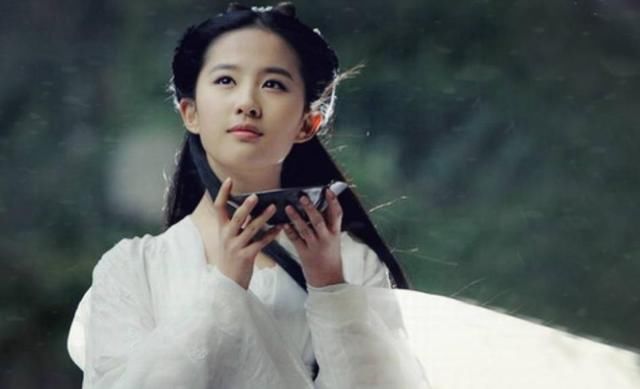 “神仙姐姐”回来了，刘亦菲瘦回颜值巅峰，一袭牛仔裙美出新天际