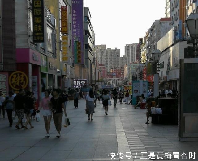 山东最个性步行街,墙上满是彩绘图案,如今已成网红打卡圣地