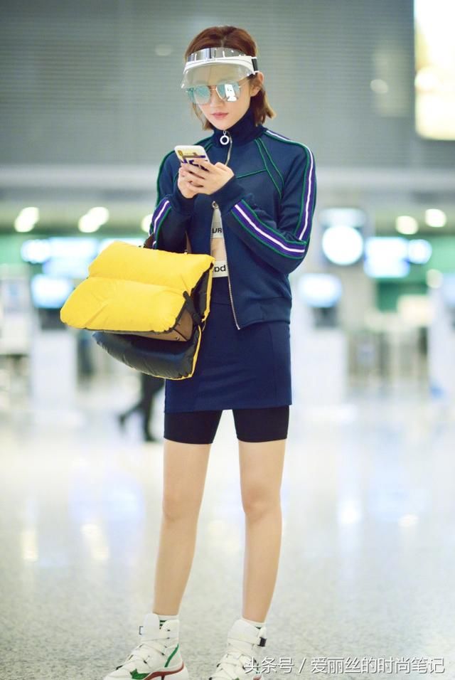 景甜拉链拉到下巴包很紧，裙子却比安全裤短，网友：是要去插秧吗